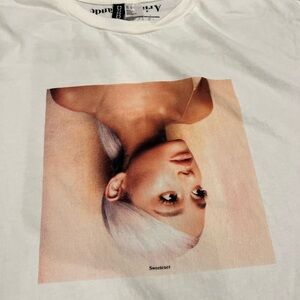 Ariana Grande 2018 Concert T-Shirt “Sweetner” Size Small